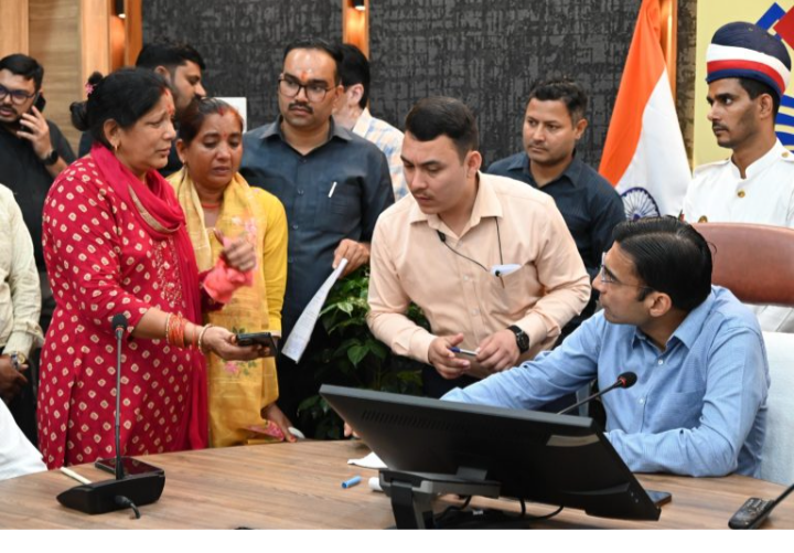 डीएम सविन बंसल की सख्त पहल — बुजुर्गों की पुकार पर त्वरित कार्रवाई, गुंडों पर गाज, बीमारों को मिली राहत