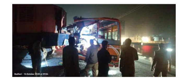 तेज रफ्तार बस जेसीबी से टकराई — आठ लोग गंभीर रूप से घायल, हाईवे पर मचा हड़कंप