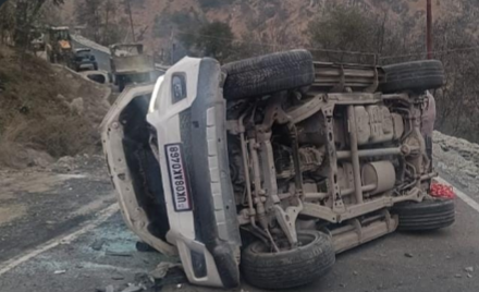 चमोली में बड़ा हादसा: औली से लौट रहे देहरादून के छात्रों की स्कॉर्पियो पलटी, मची अफरा-तफरी