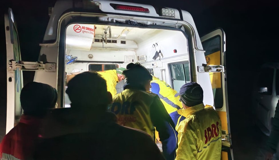 अनियंत्रित होकर खाई में गिरा डंपर, एसडीआरएफ ने रेस्क्यू कर चालक को निकाला सुरक्षित बाहर