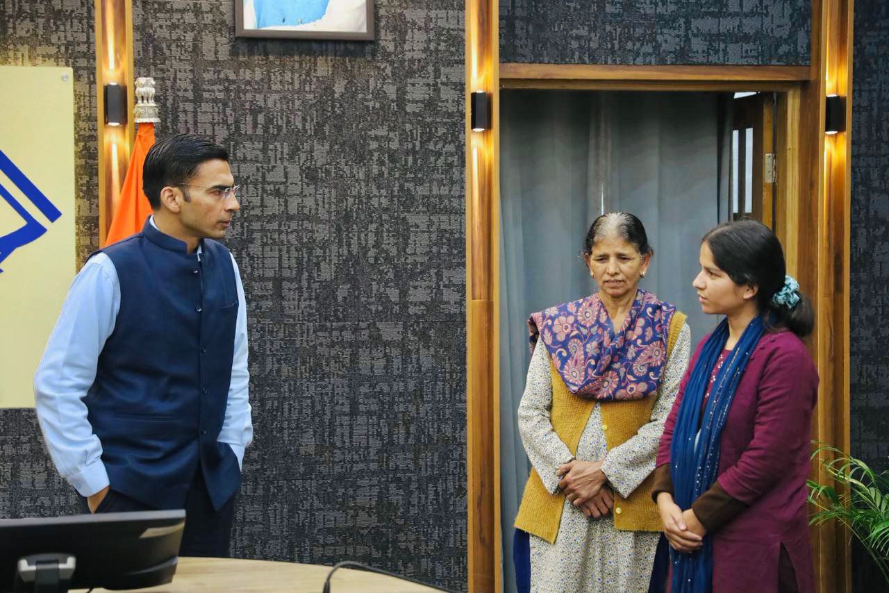 निजी संस्थान में नौकरी मिलने उपरांत माता संग प्रशासन का धन्यवाद करने कलेक्ट्रेट पहुंची प्रियंका